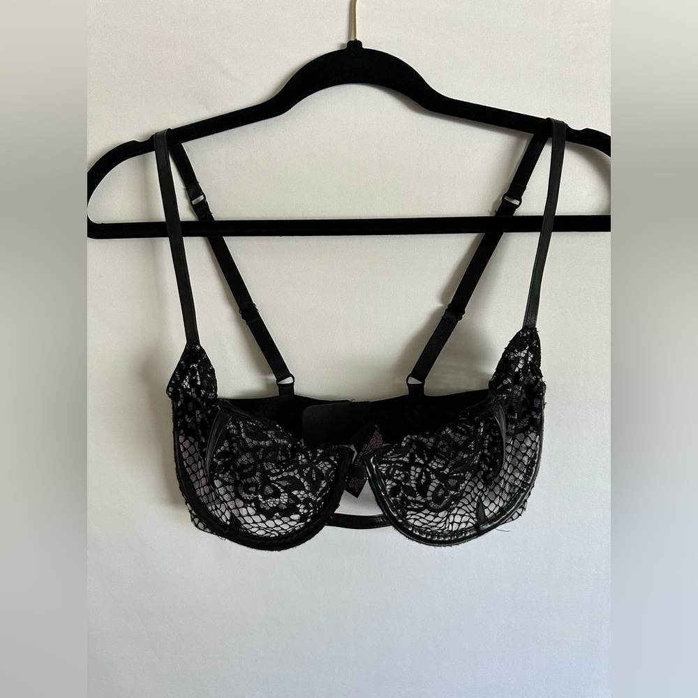 Victoria's Secret Unlined Balconette Bra 34DD Underwire Pleather Trim Black Lace